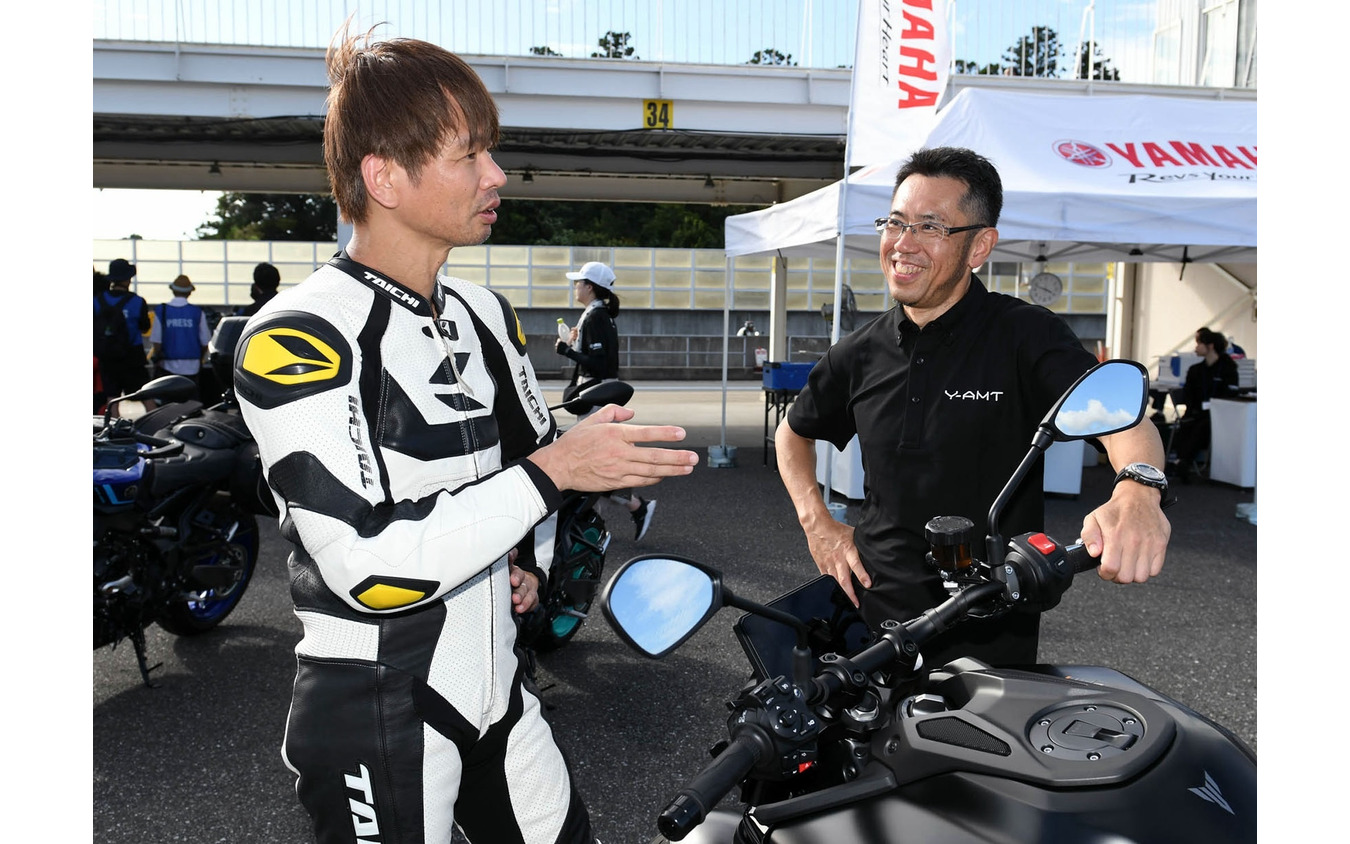 筆者・青木タカオ(左)とプロジェクトリーダーの津谷晃司さん(右)