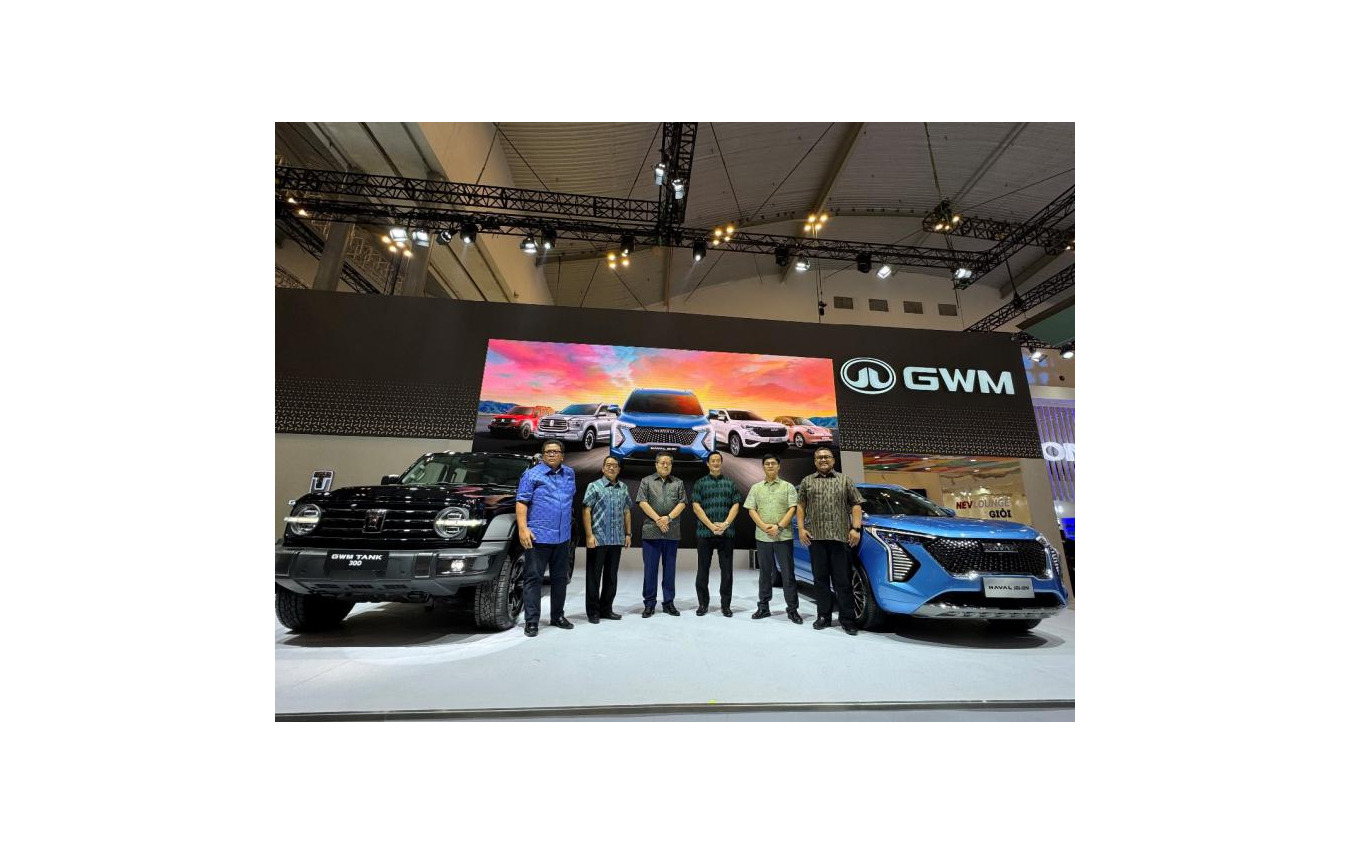ジャカルタモーターショーで初公開されたHAVAL JOLION HEV(右)