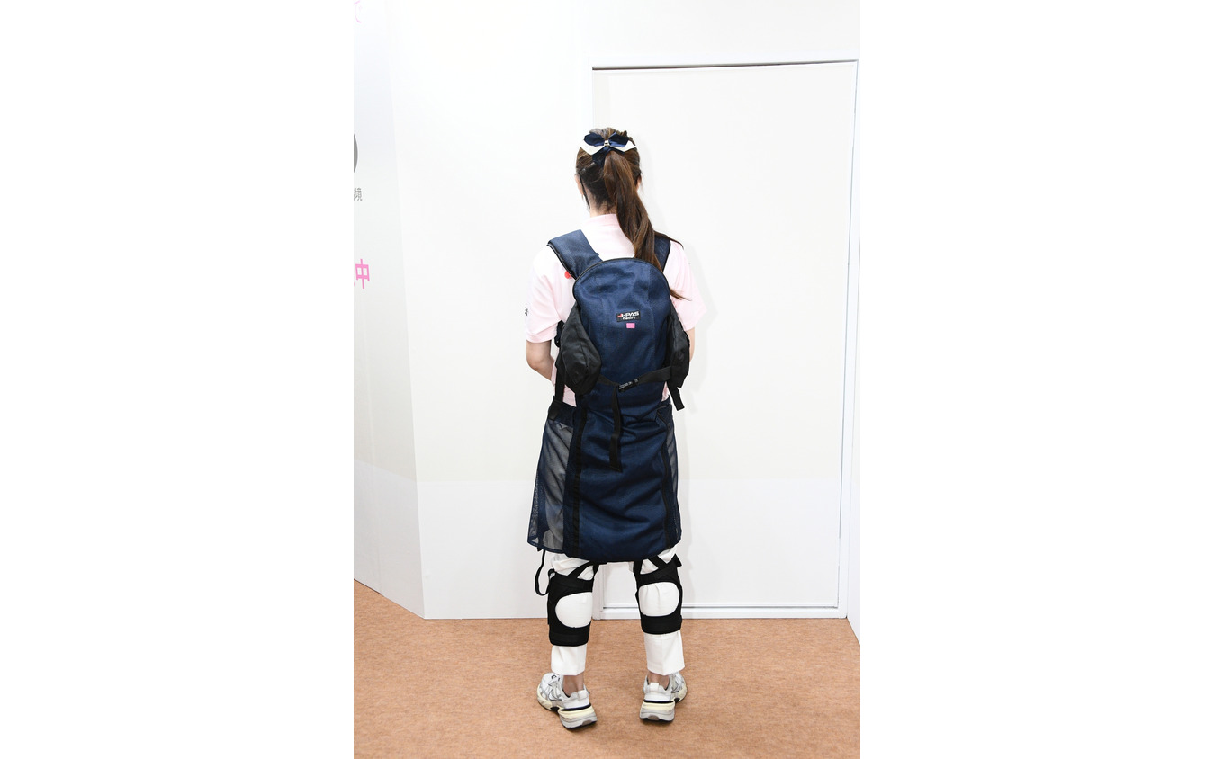 ジェイテクト/アシストスーツの「J-PAS fleairy」装着状態