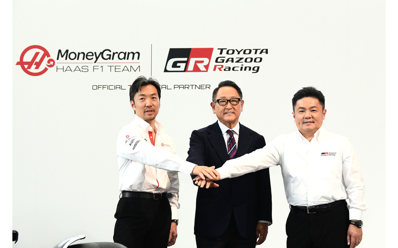 左からHaas F1代表の小松礼雄氏、モリゾウ氏(トヨタ自動車代表取締役会長 豊田章男氏)、TOYOTA GAZOO Racing プレジデントの高橋智也氏