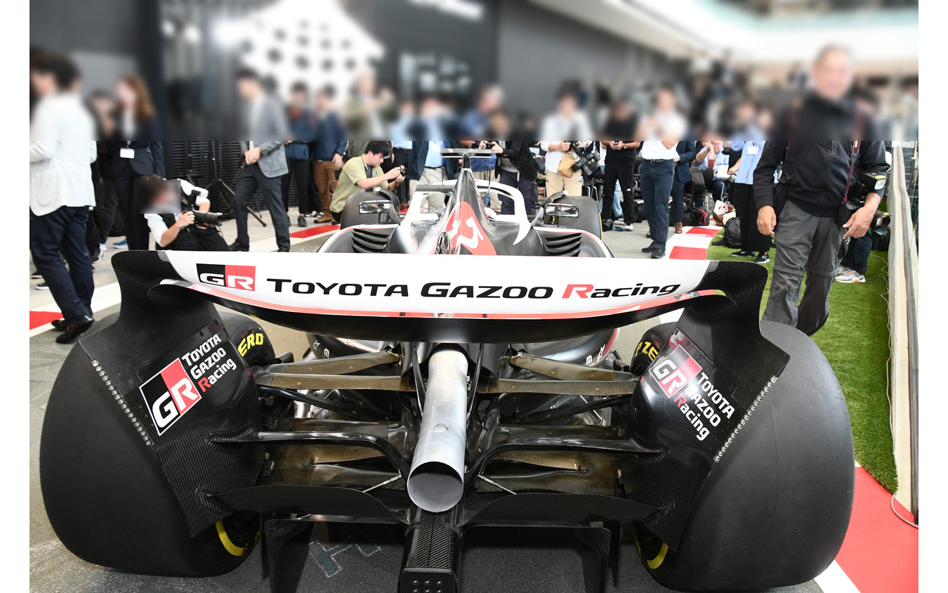 リヤウイングと翼端板(ステー)内側にTOYOTA GAZOO Racing のロゴが入る
