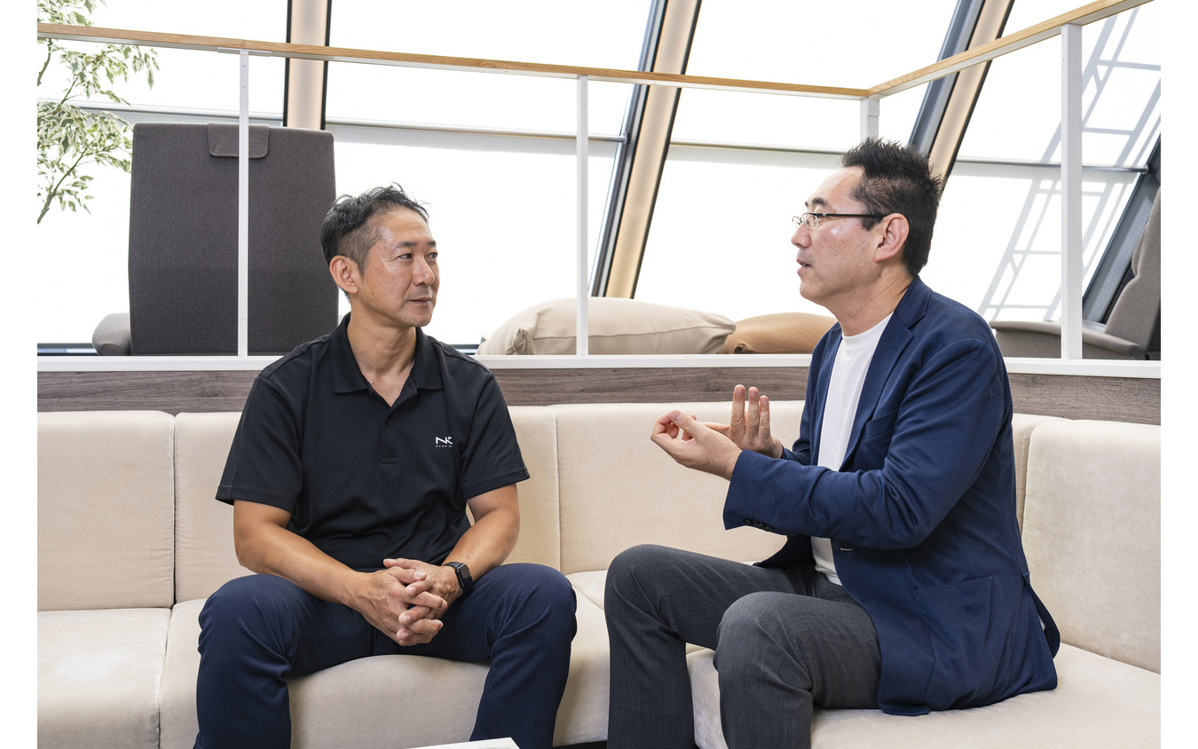ナノオプト・メディア 代表取締役社長 大嶋康彰氏(左)と、レスポンス編集長の三浦和也(右)