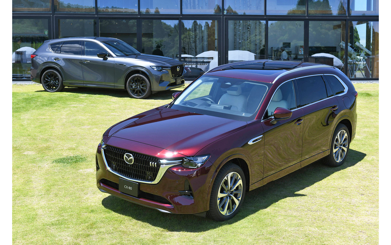 マツダ CX-80(手前)とCX-60(奥)