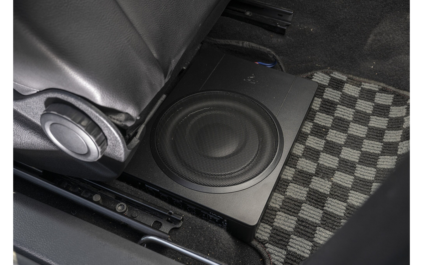 フロントスピーカーをグレードアップすると低音の不足を感じてフォーカルのパワードサブウーファー・iSUBを導入することになる。