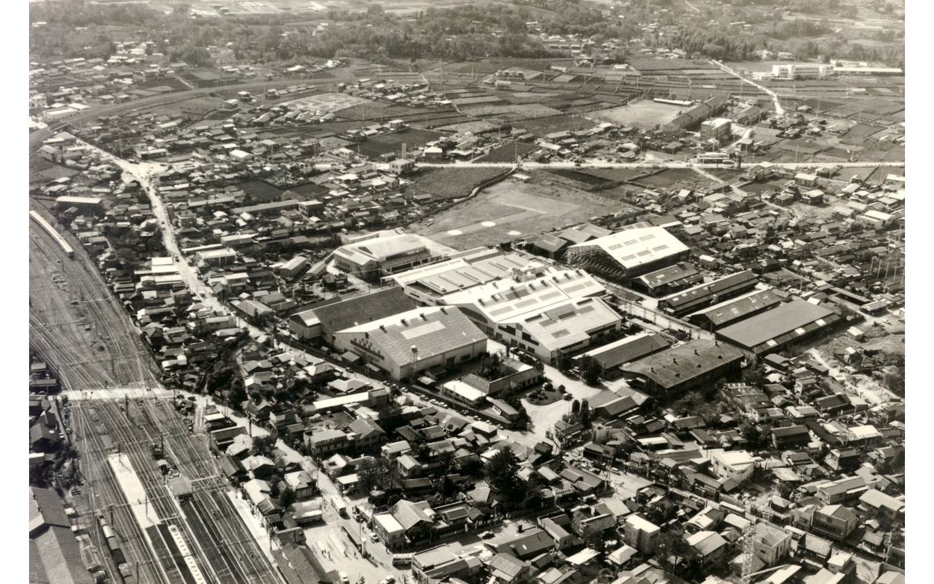 西武鉄道所沢車両工場(1969年)。左下が所沢駅