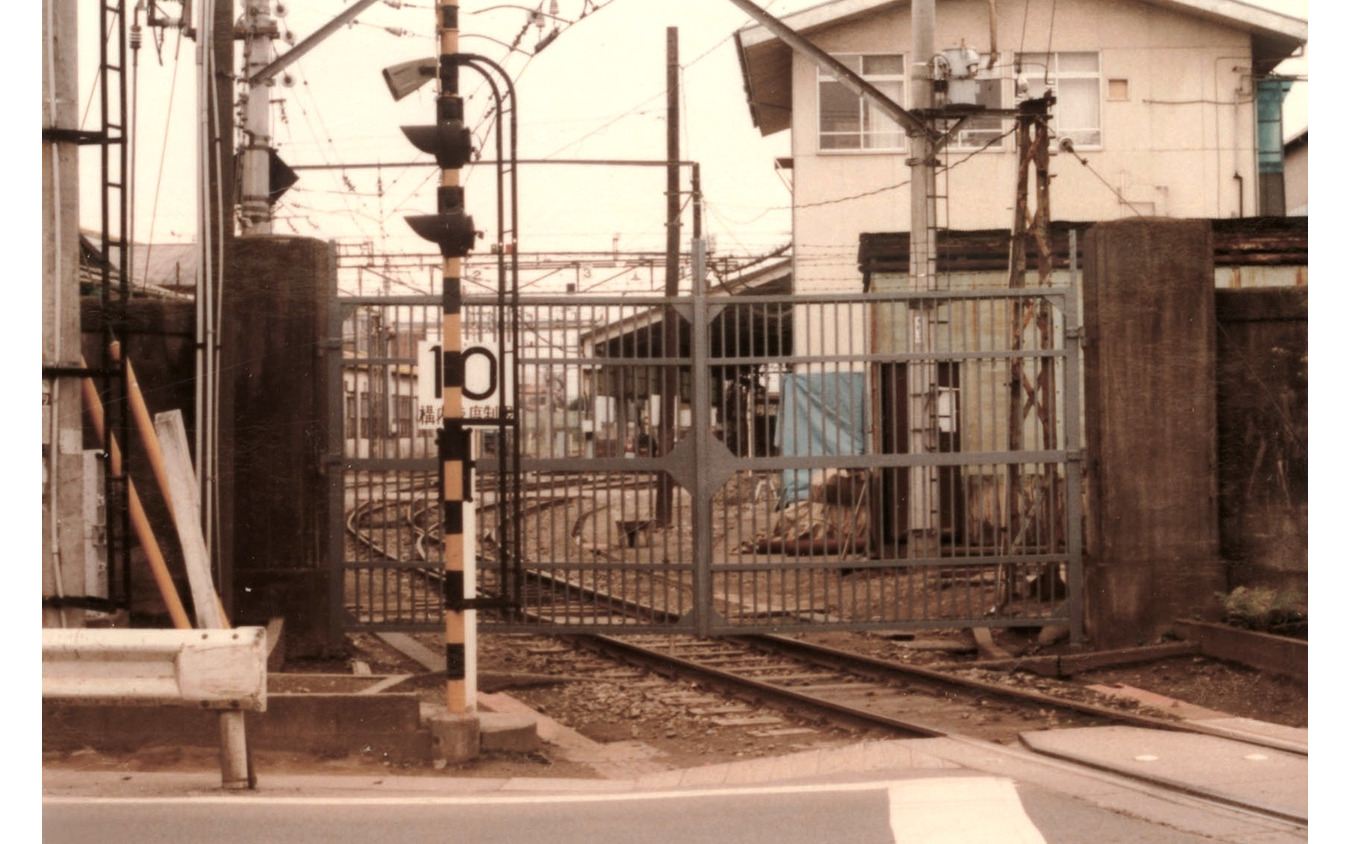 西武鉄道所沢車両工場:引き込み線のゲートは「裏門」と呼ばれていたようだ(1978年頃)