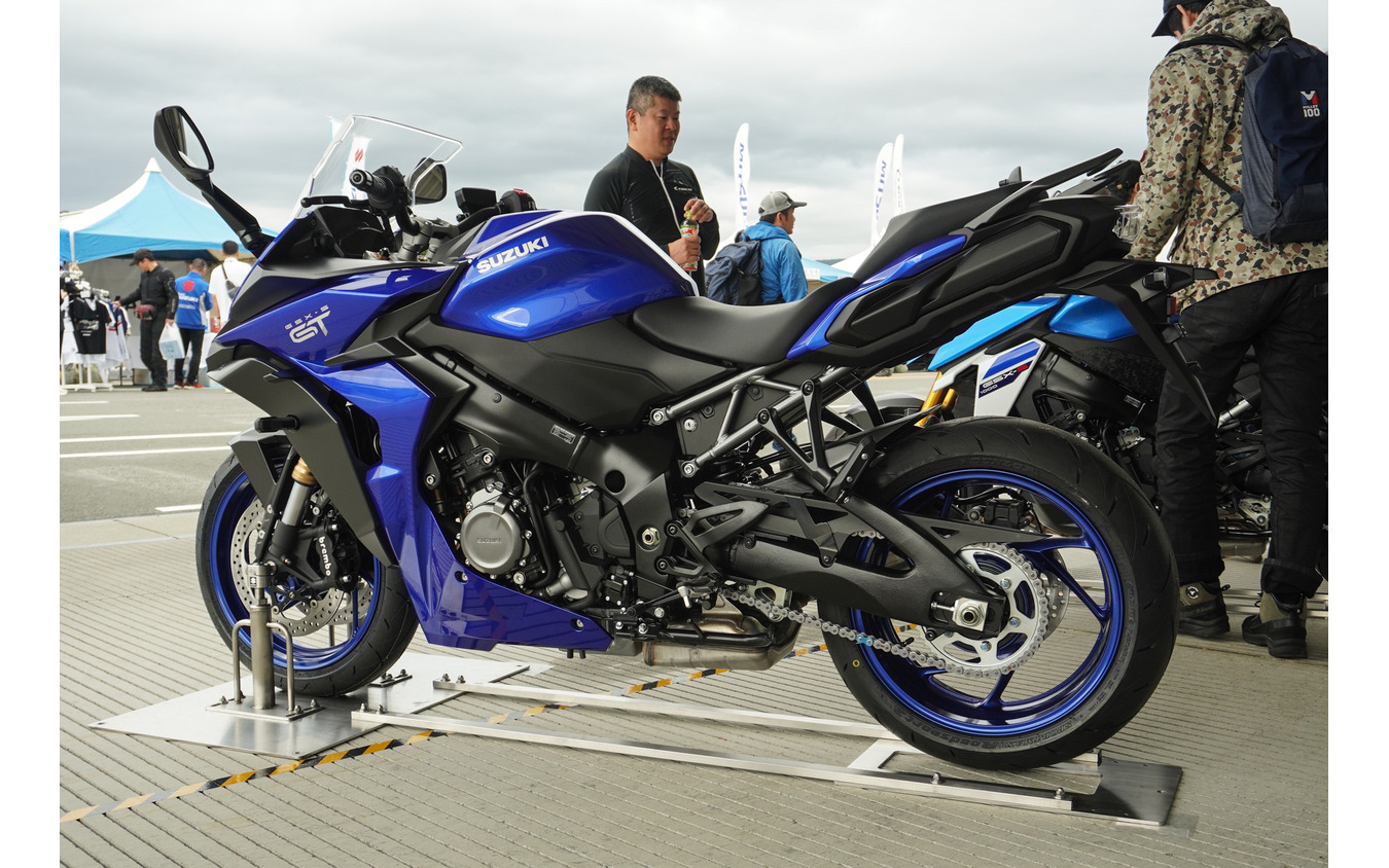 スズキ GSX-S1000GT(パールビガーブルー)