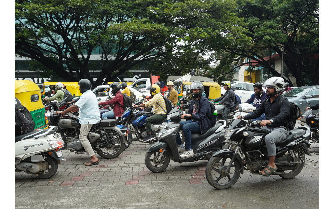 インド・チェンナイの市街地。バイクは生活の足として根付いている