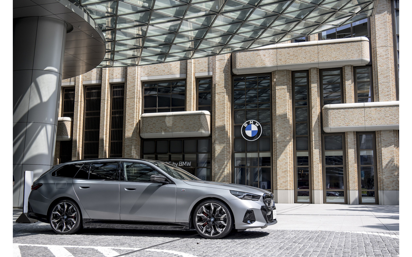 BMW i5 M60 xDrive ツーリングと、会場となった「FREUDE by BMW」