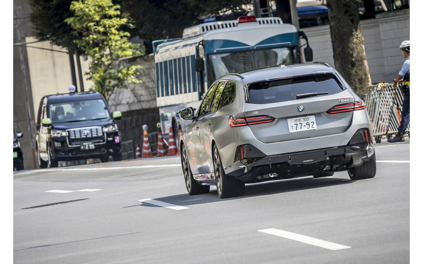 『クルマら部』部員がBMW i5 M60 xDrive ツーリングにスペシャル試乗