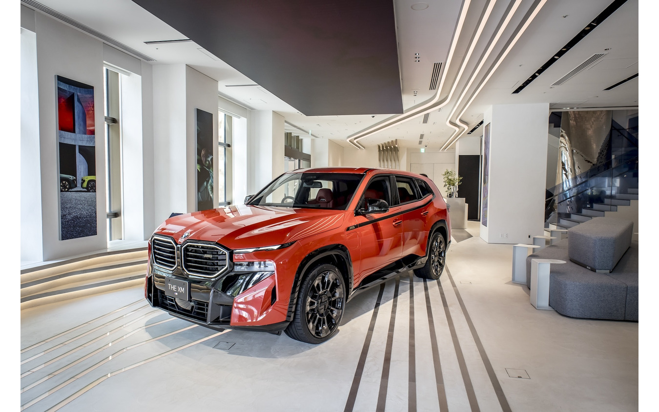 FREUDE by BMWではテーマに沿った特別なクルマが展示されている。写真は最新車種の『XM』
