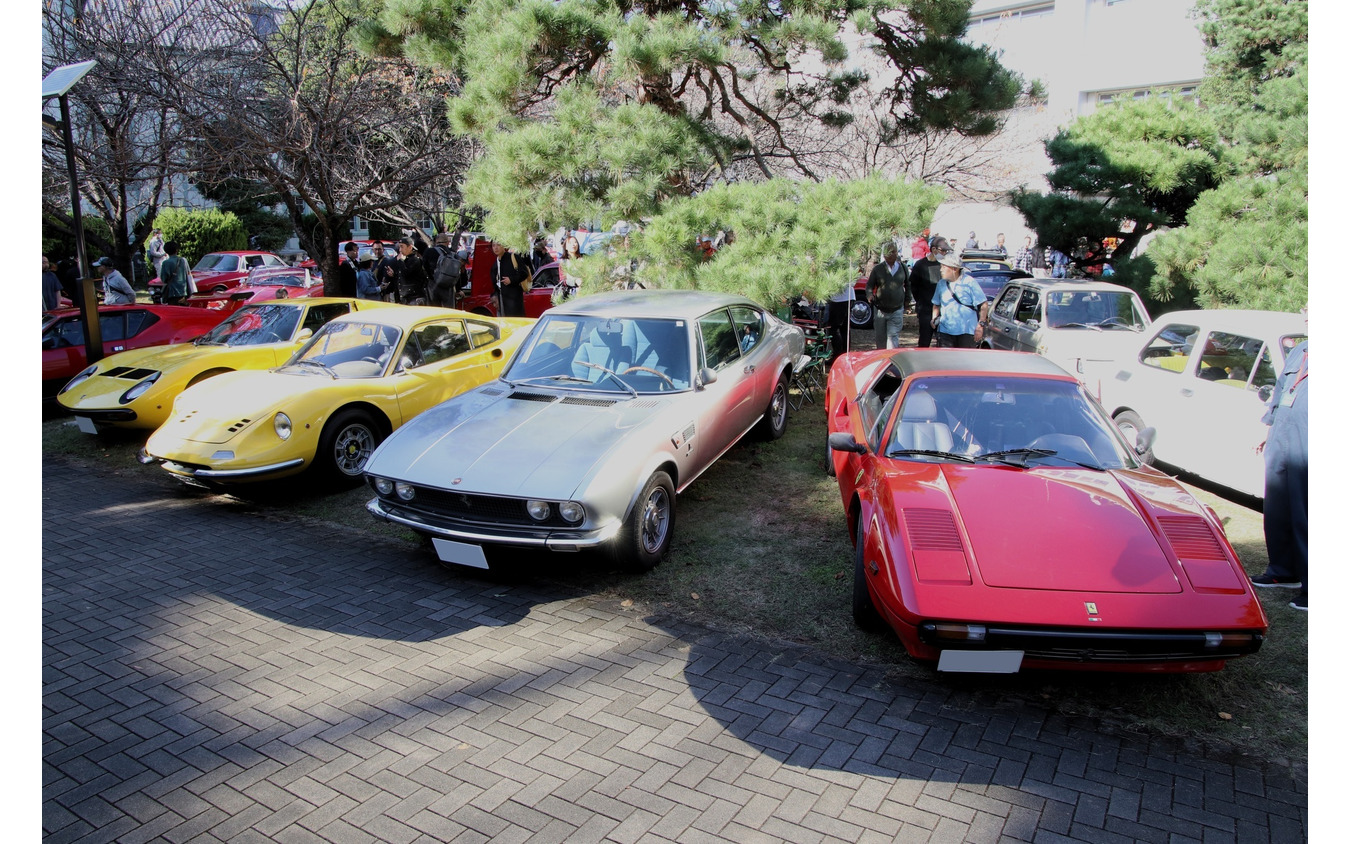 フェラーリ308GTSやフィアットディノ、ディノ246GTが会場を彩る