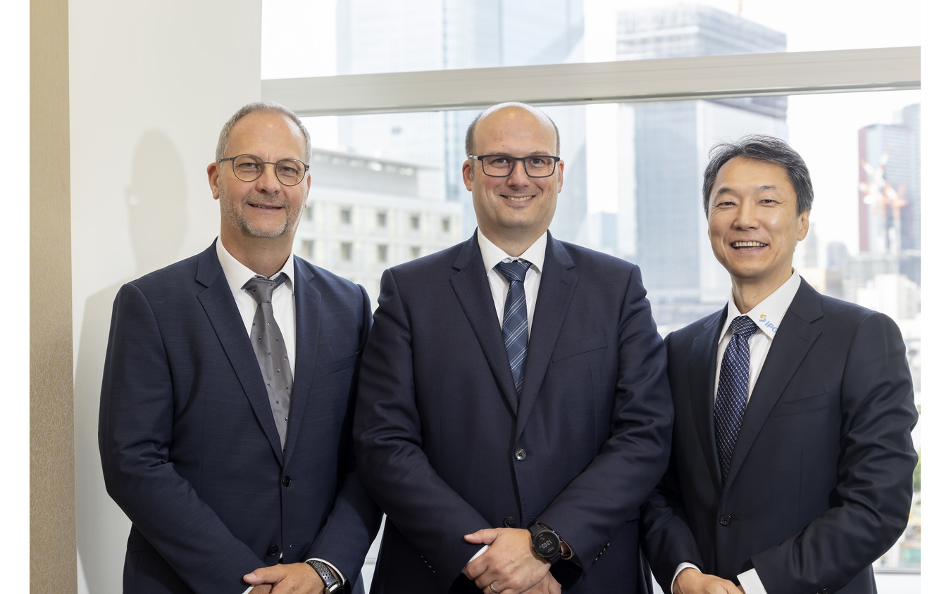 (左から)IPG Automotiveのマイケル・コーヘンVP、ステファン・シュミットCEO、IPG Automotive株式会社の清水圭介社長