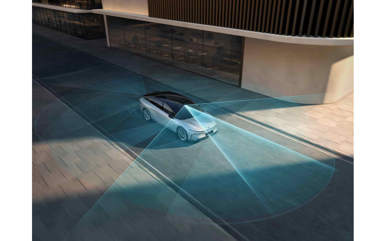 XPENG(シャオペン、小鵬汽車)の世界初のAI定義自動車『P7+』