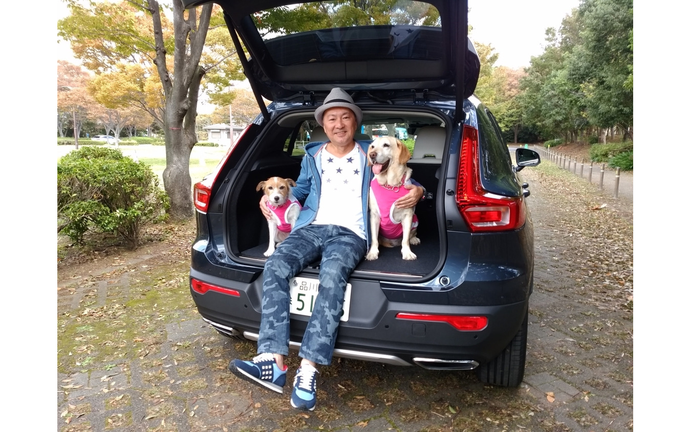 2代目自称自動車評論犬!? ラブラードールのマリア(右)と3代目自称自動車評論犬!? ジャックラッセルのララ(左)