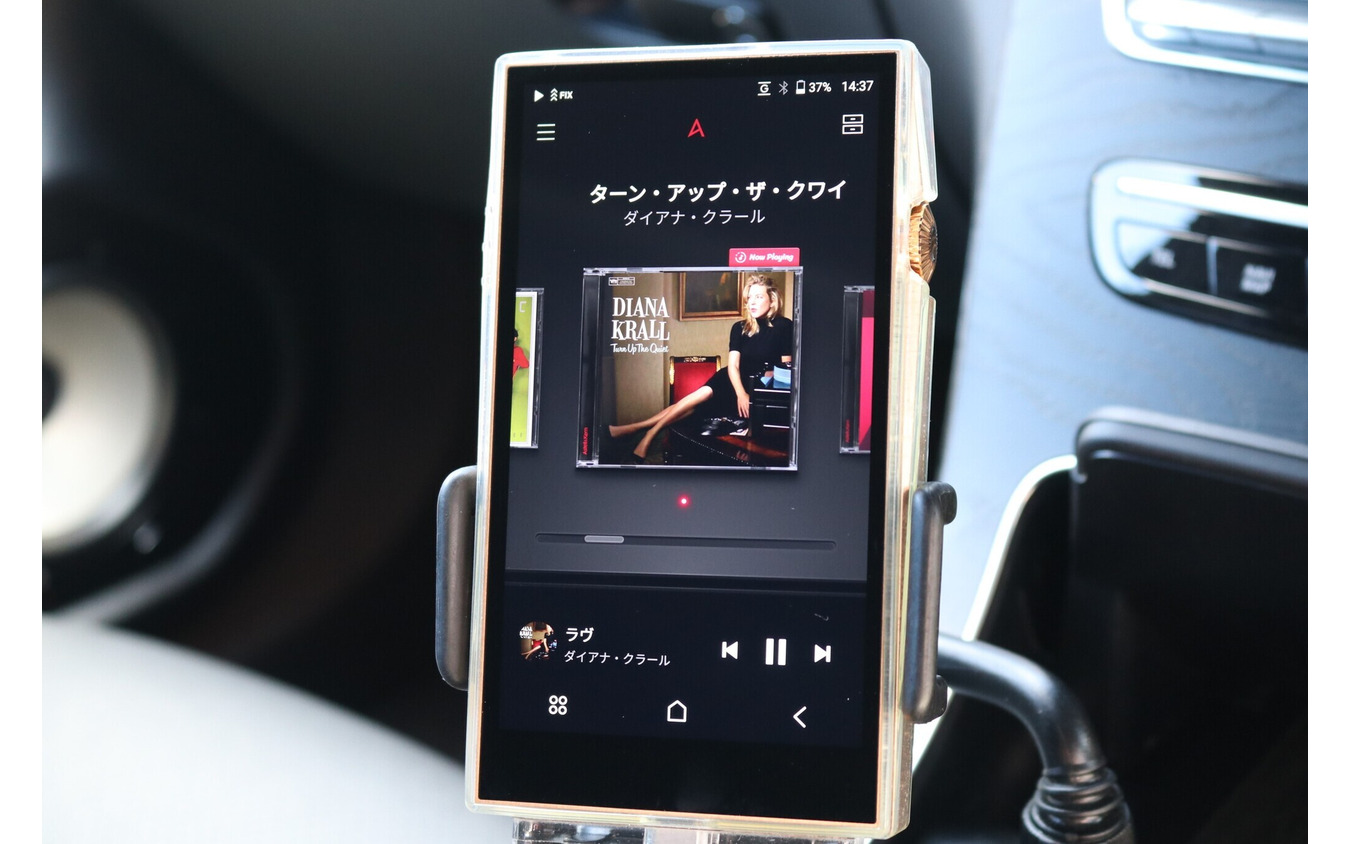 音楽プレイヤーに用いるのはA&KのSP3000。DAPの中でも定評のあるモデルでシステムに似つかわしい高精度な音源再生を行う。