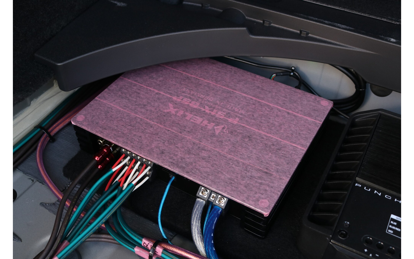 フロントスピーカーのドライブとDSP機能を一手に引き受けているのはヘリックスのP-SIX DSP MKIIIだ。