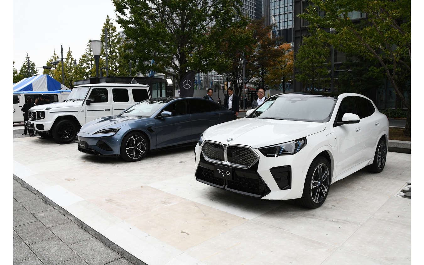 手前からBMW iX2 Xドライブ30 Mスポーツ、BYDシールAWD、メルセデス・ベンツG580ウィズEQテクノロジー/(行幸通り会場)