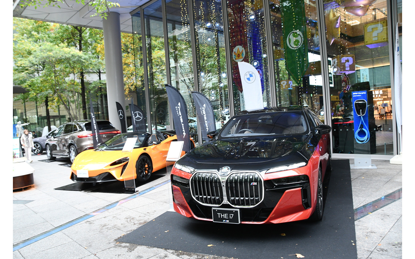 右がBMW i7 M70、左奥がマクラーレン・アルトゥーラ/(丸ビル会場)