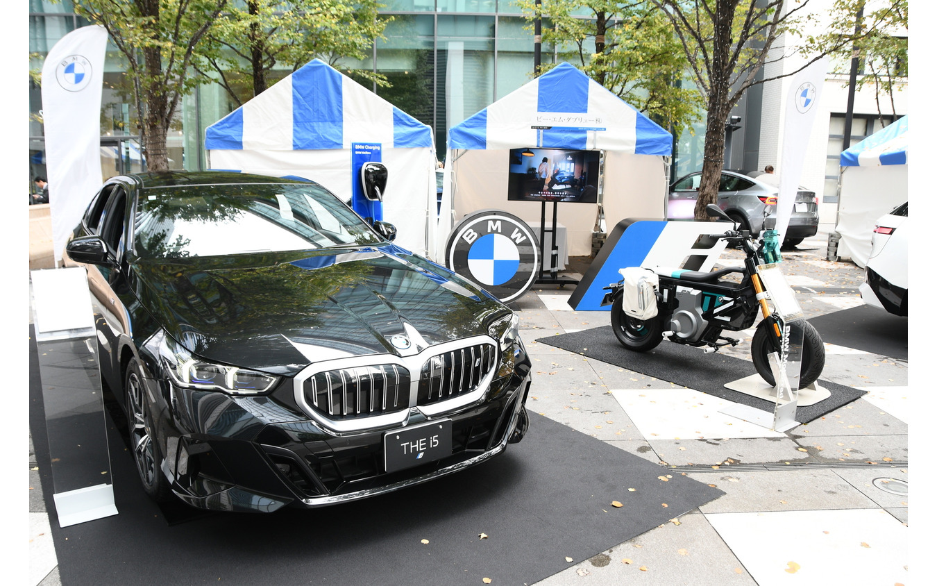BMW i5 M60xドライブとBWW CE02/(KITTEテラス会場)
