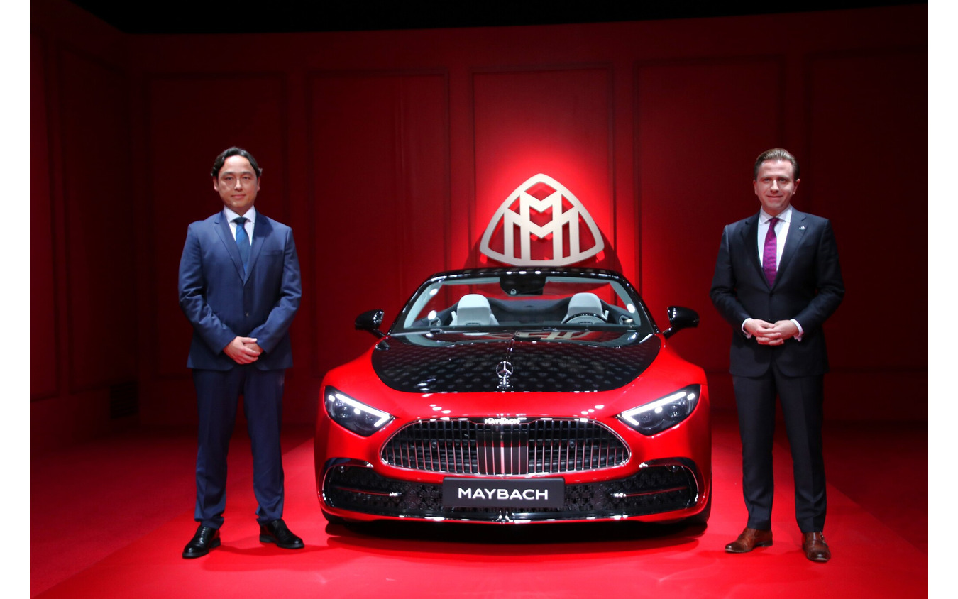 メルセデス・ベンツ日本社長兼CEOノゲルティンガー剛氏(左)とメルセデスマイバッハブランドの責任者 ダニエル・レスコー氏(右)