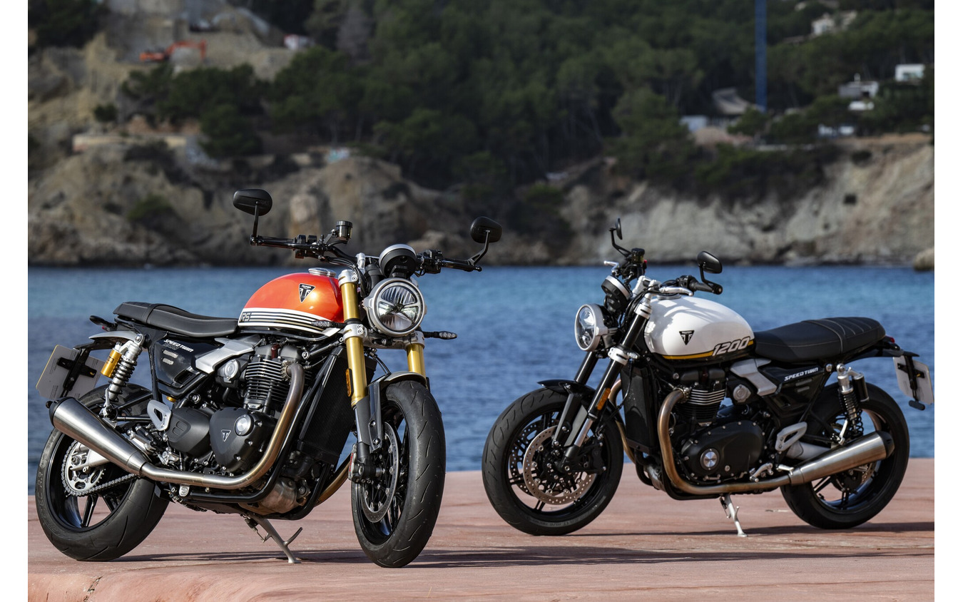 トライアンフ スピードツイン1200 RS(左)とスピードツイン1200(右)
