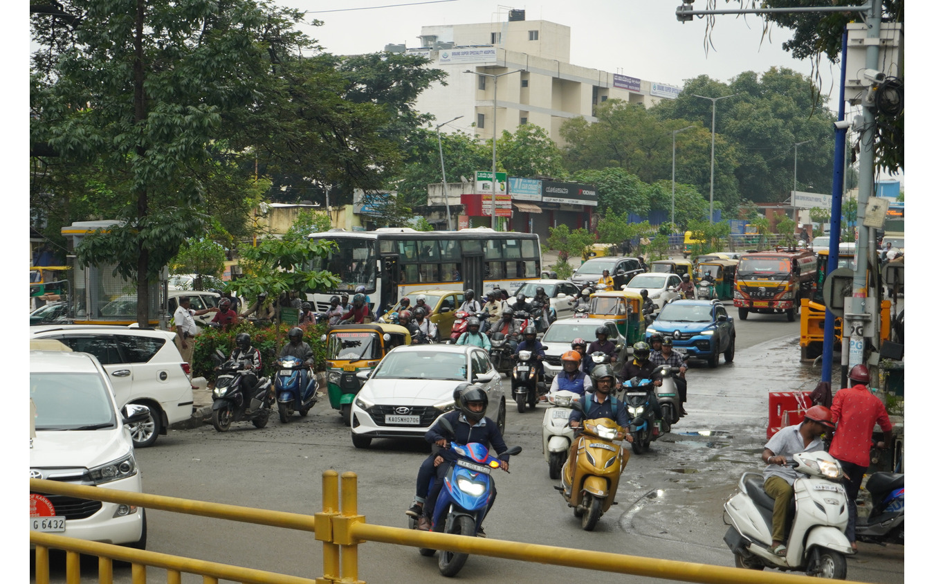 インド・バンガロール市内。バイクは重要な生活の足だ