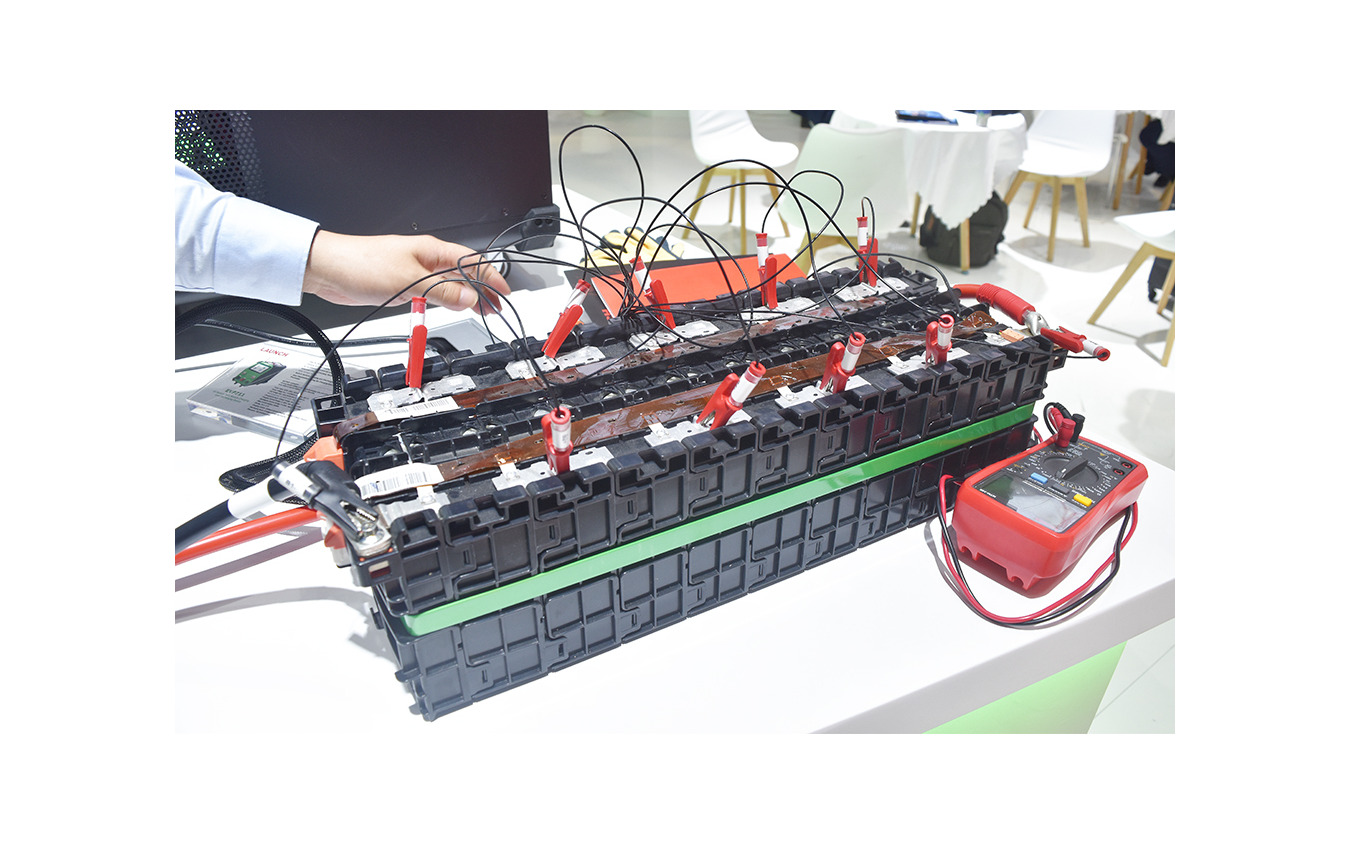 BYDのリチウムイオンバッテリーに「EVP711」を電極を接続した状態