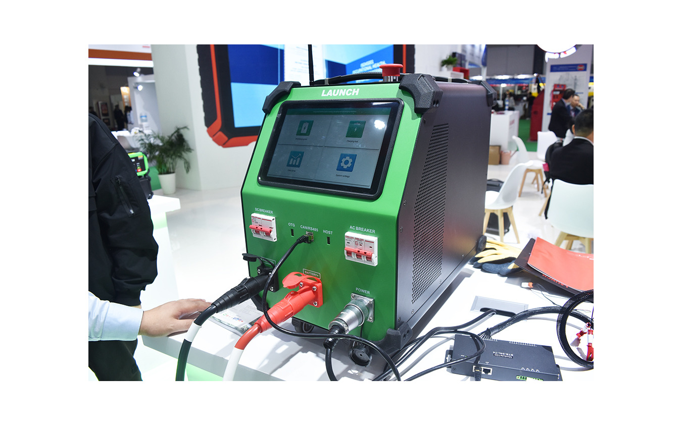 LAUNCH TECHのブースに出品されていたEVバッテリーの充電と放電を行えるツール「EVP711」