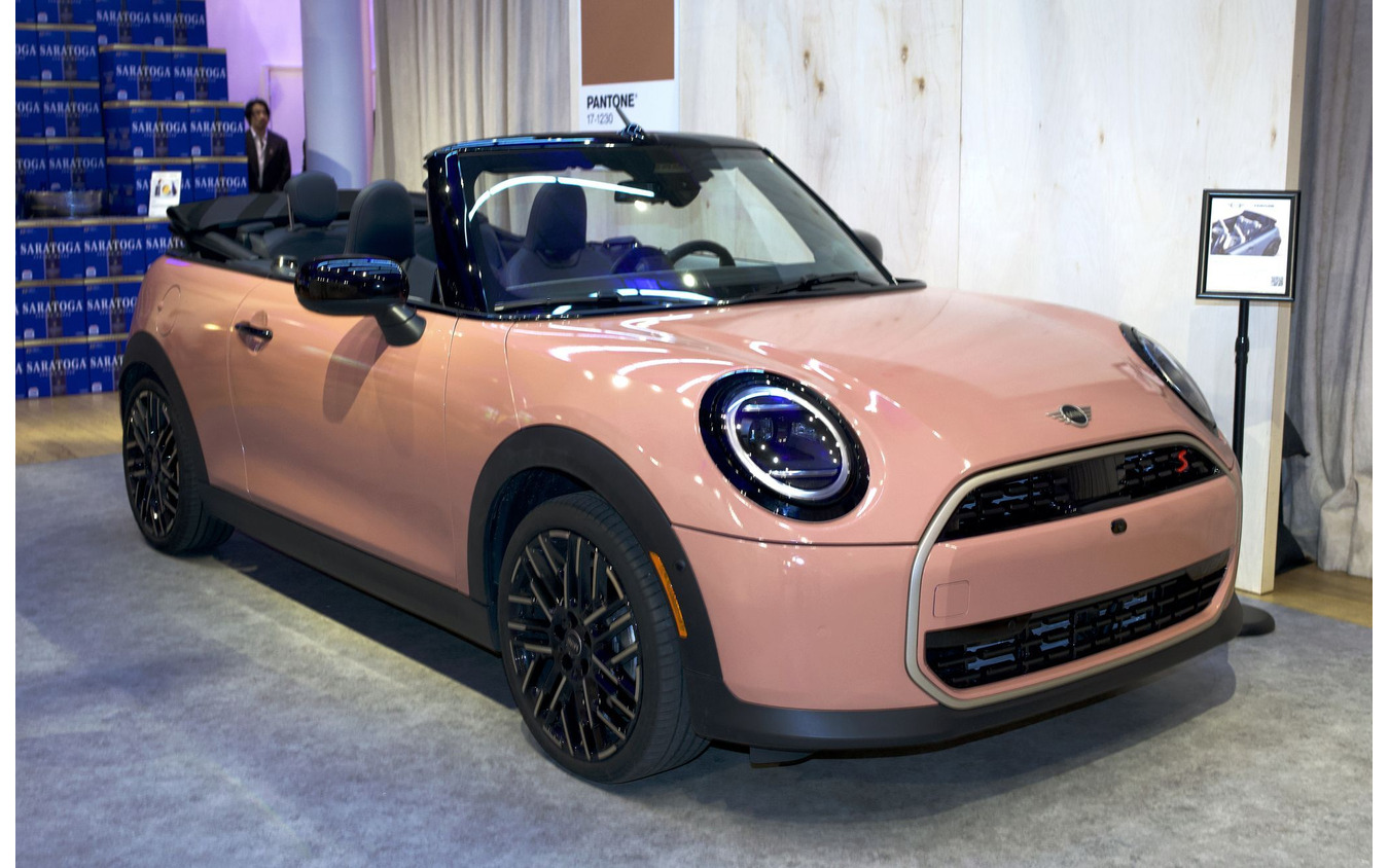 PANTONE(パントン)社が発表した2025年のテーマカラー「モカムース」で塗装された新型MINI『クーパーコンバーチブル』
