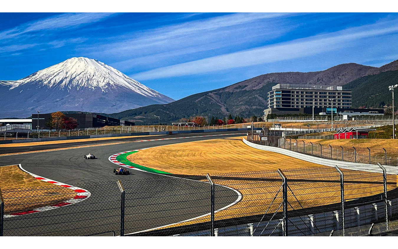 富士山の眺めも魅力のひとつのメインサーキットでの試乗
