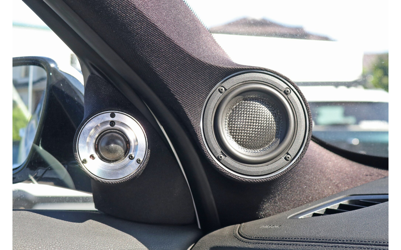 フロントスピーカーにはモレルのユニット群を3ウェイでシステム。ドアミラー裏/Aピラーに設置も計算され尽くした位置&角度。