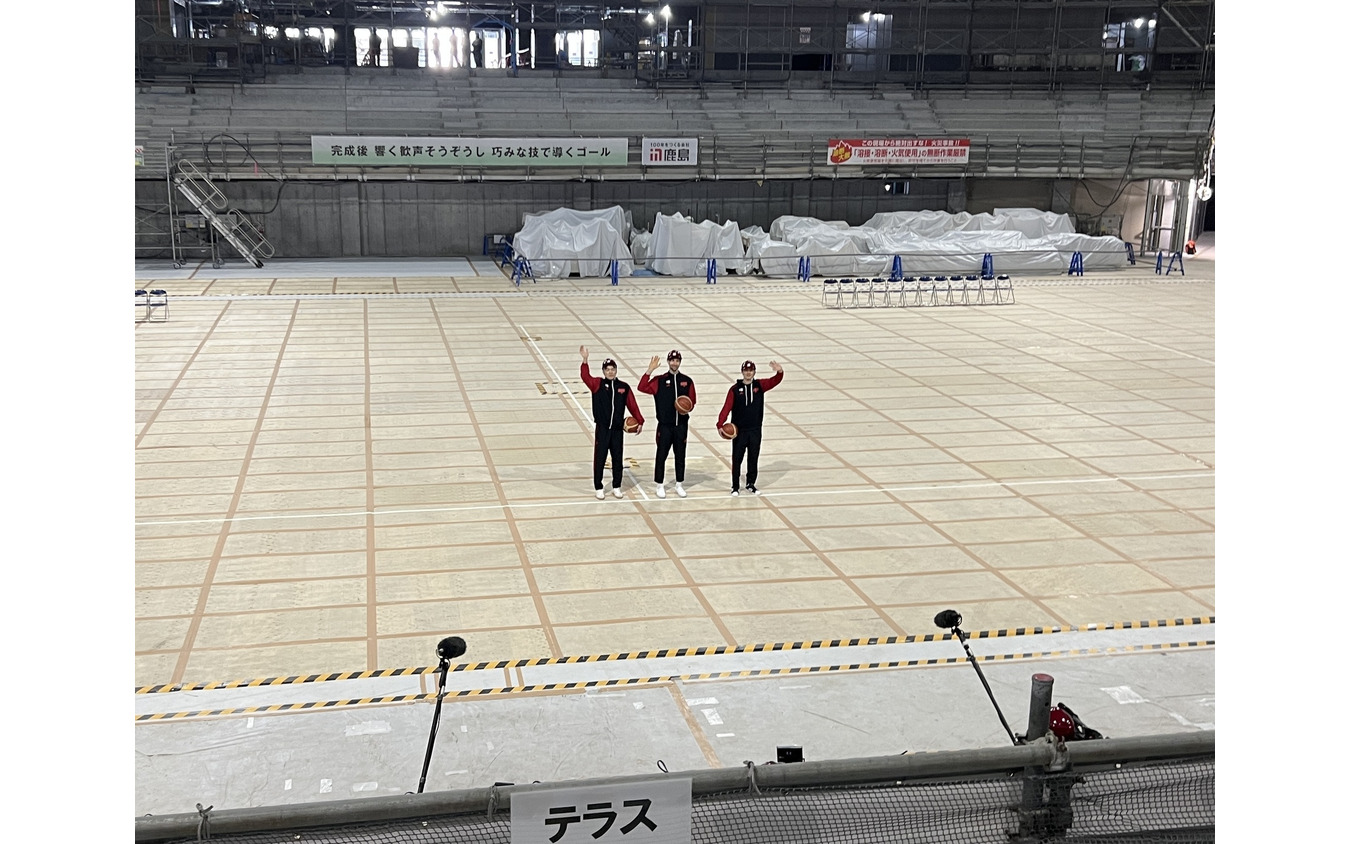テラスからの眺め。選手の足元に引いてある白い線がコートを示している