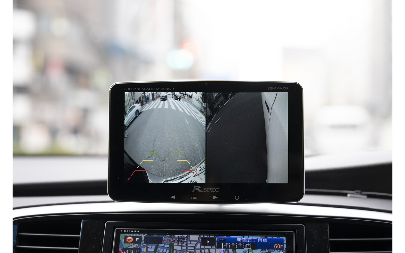 リア映像(左)と別売の車種別サイドカメラ映像(右)