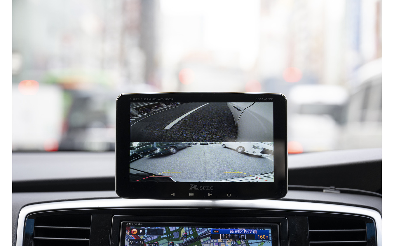 別売の車種別サイドカメラ映像(上)とリア映像(下)
