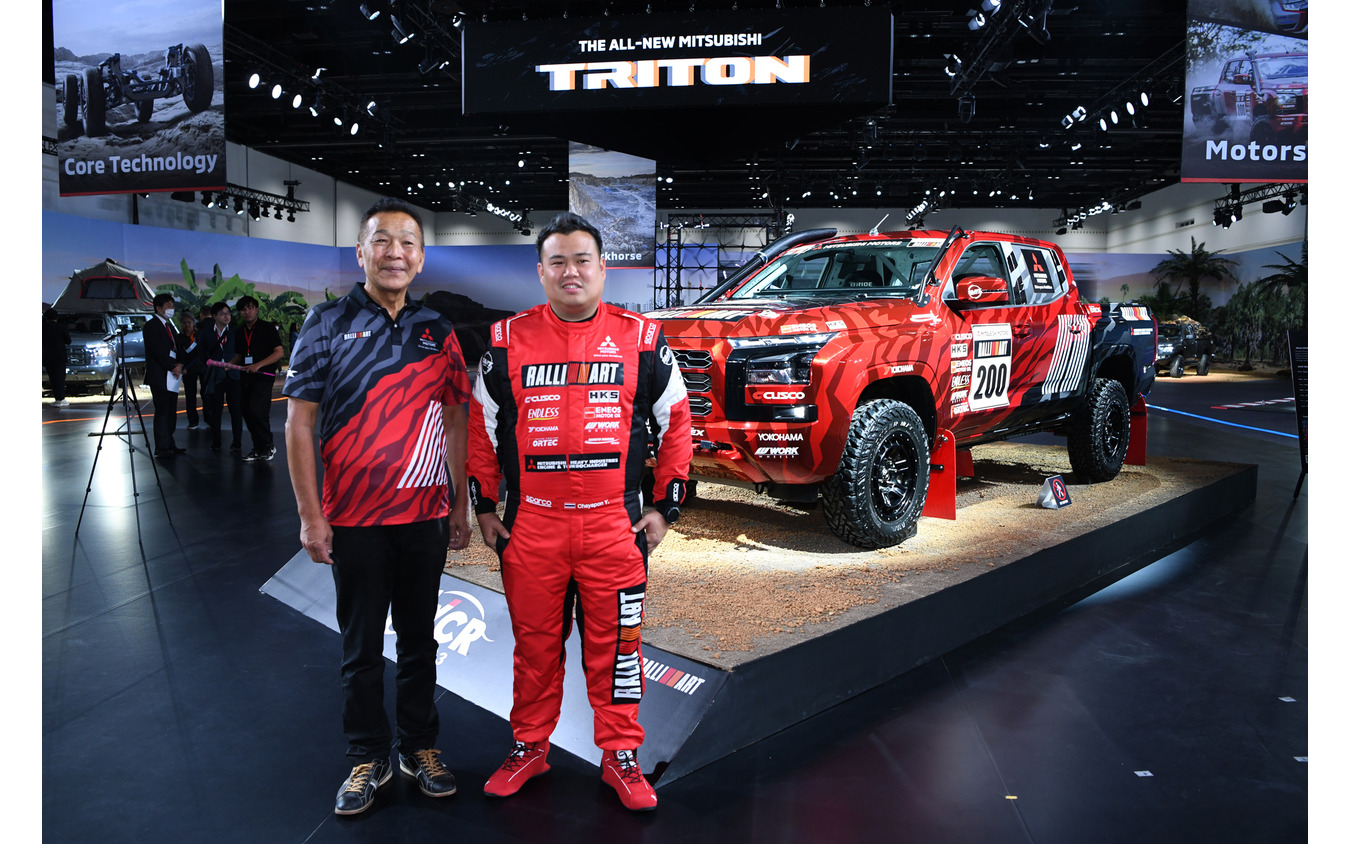 2023年のアジアクロスカントリーラリーには新型トライトンで出場。左が増岡浩監督、右がドライバーのチャヤポン・ヨーター選手