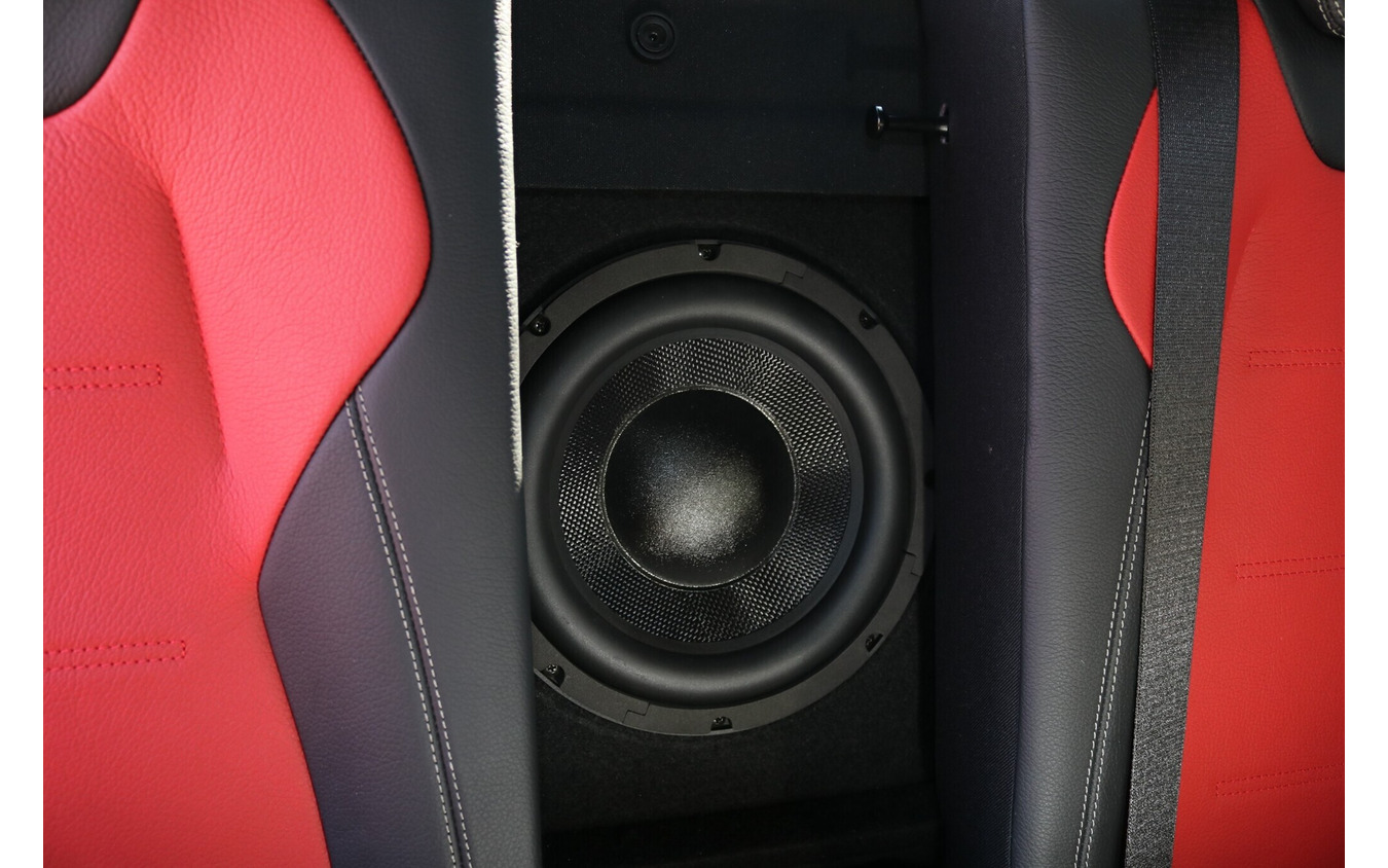 サブウーファーユニットに選んだのはローヤル産業のRJ250。オーナーが同シリーズの音が気に入ってフルシステムで導入を決めた。