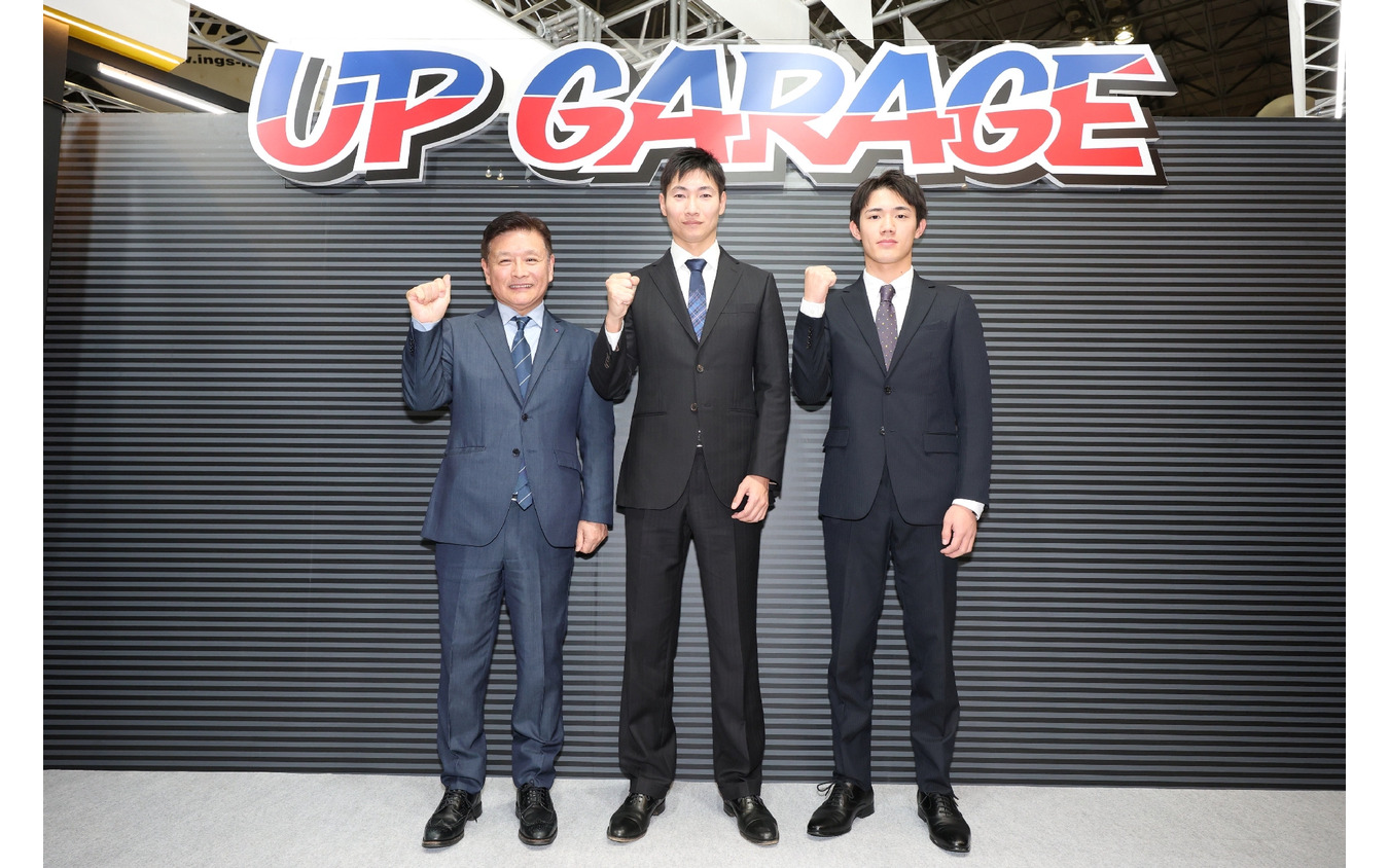 左から石田誠監督、小林崇志選手、野村勇斗選手
