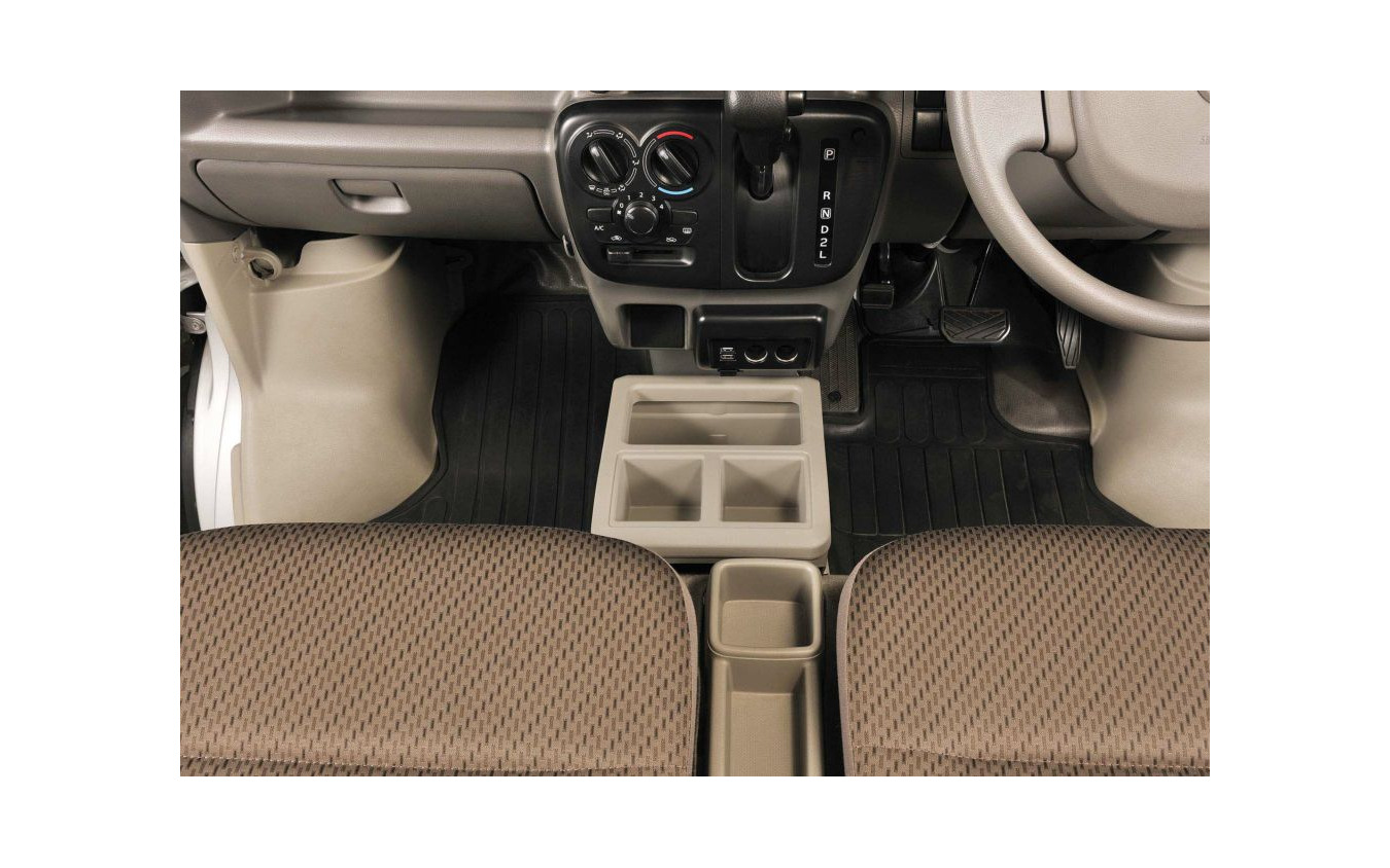 『エブリイ』系列車の車内に調和する、カーメイトのコンソールボックス