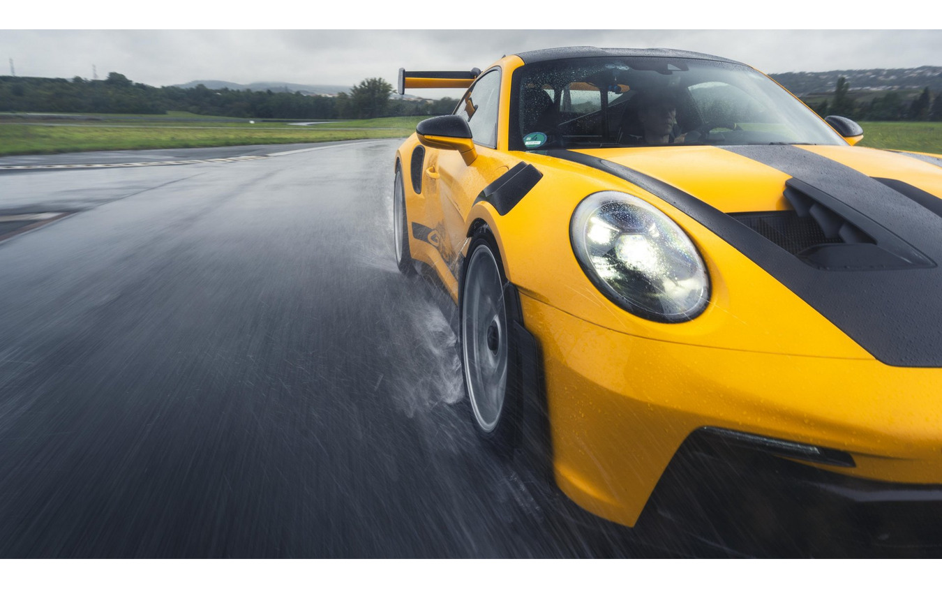 ポルシェとミシュランが『911 GT3 RS』用に低温・ウェット路面向け新タイヤ共同開発