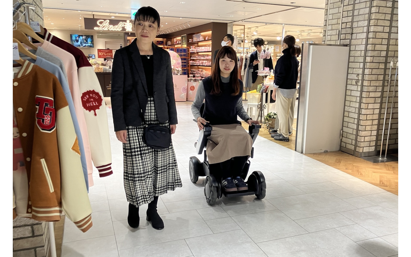 駅直結ショッピングセンターのシャポー市川で近距離モビリティ『WHILL』の無料レンタル