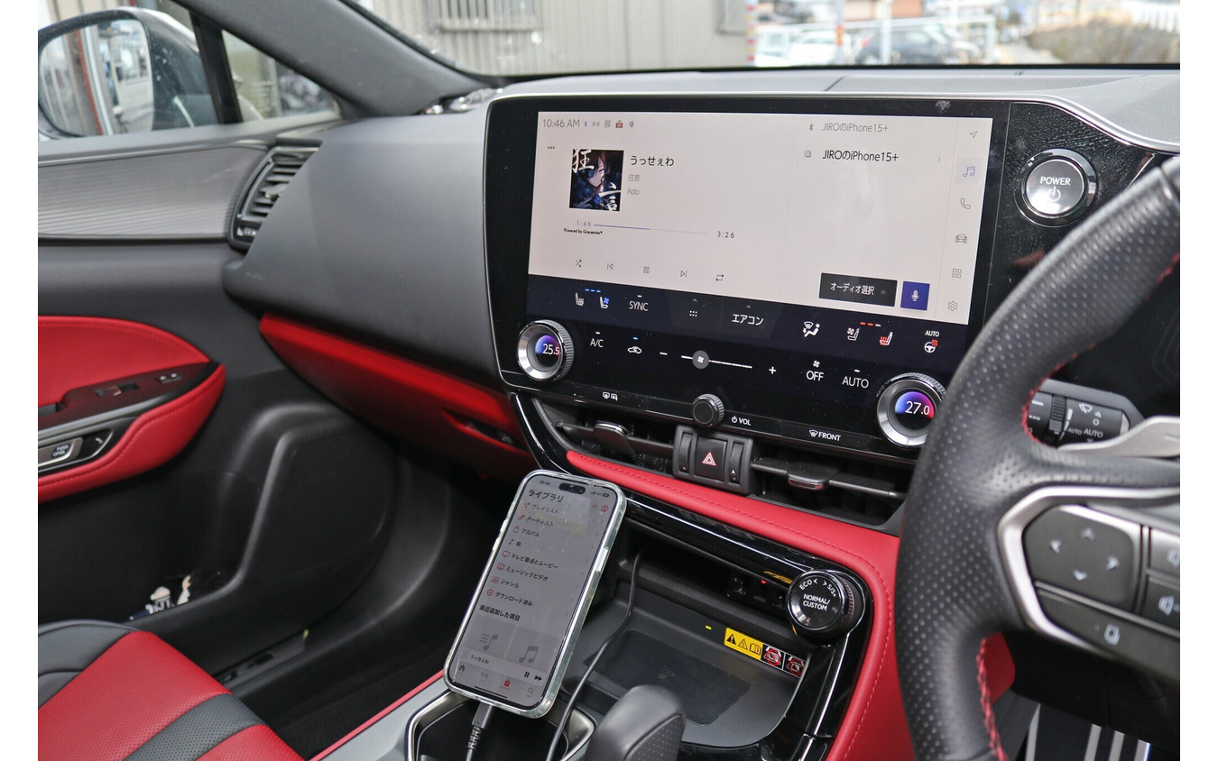 オーディオ関連の操作性はほとんど純正状態をキープしている。スマホをブルートゥースで接続刷るだけで操作は純正のままだ。