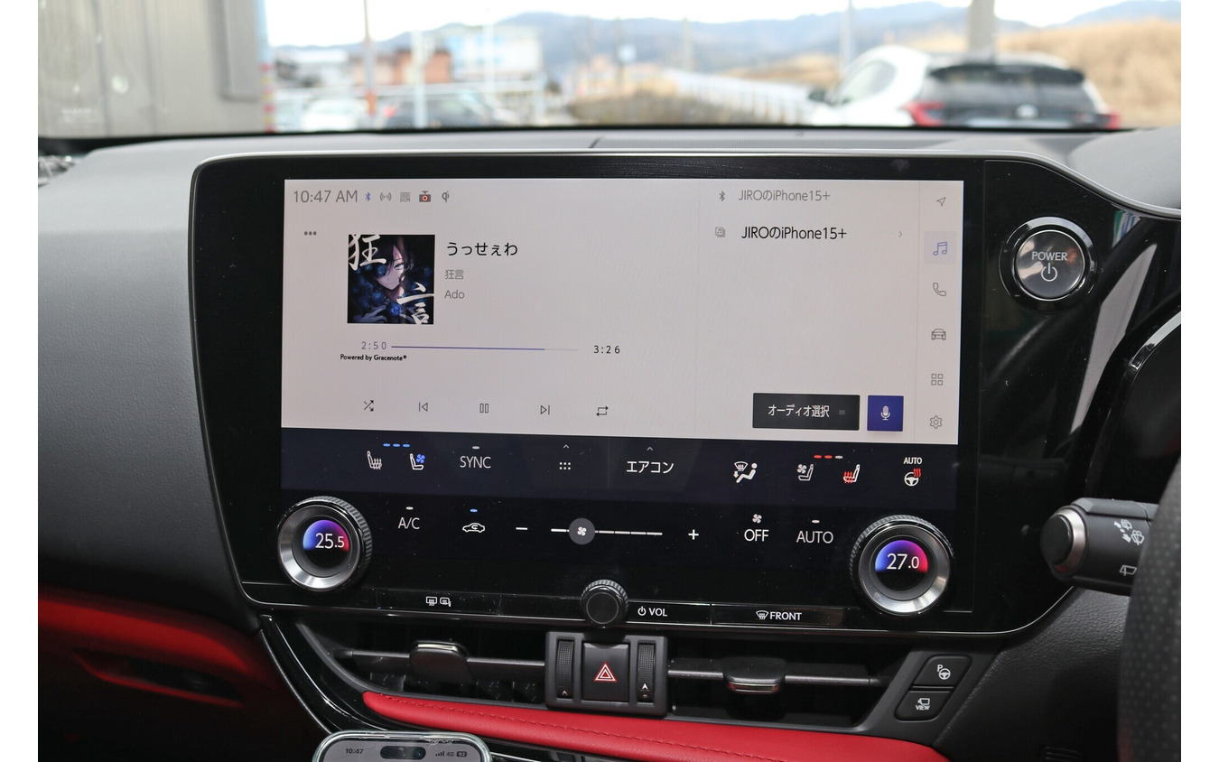 大型の純正ディスプレイにスマホの楽曲表示などが行われるので、車内での視認性も良く使い勝手が良いと感じられるだろう。