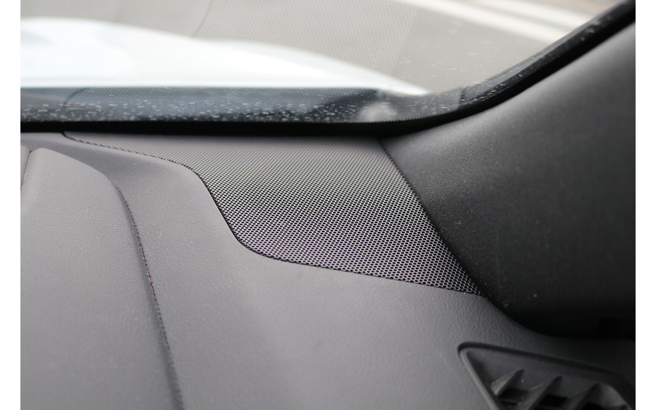 ダッシュの両サイドに設置されている中高域担当のスピーカー。レクサスやトヨタ系の多くの車種に採用されるスタイルだ。