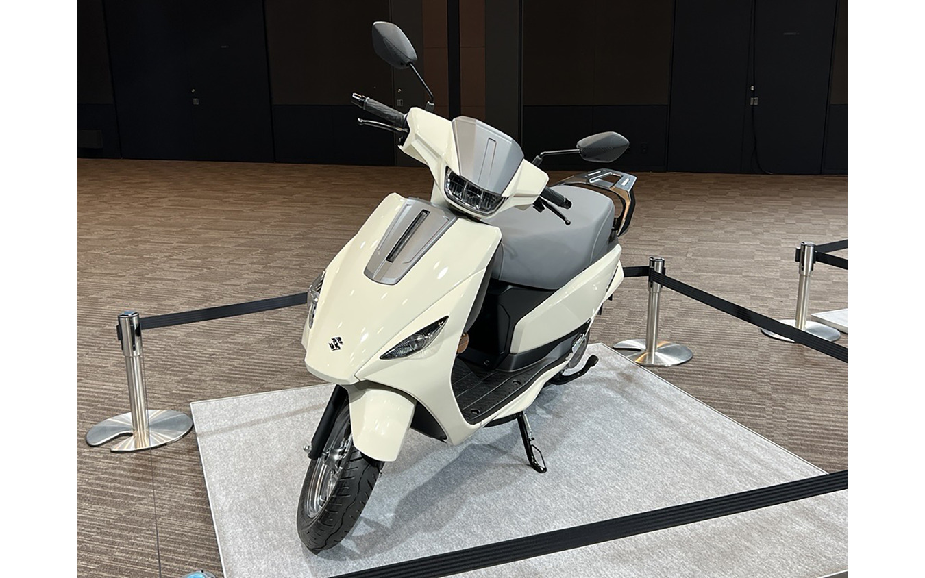 スズキの新型電動スクーター「eアクセス」
