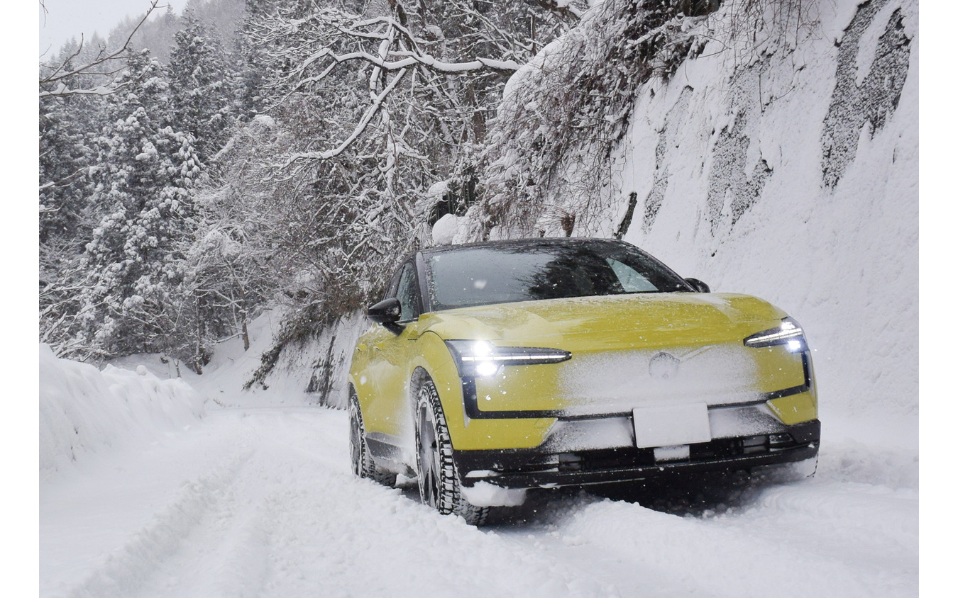 ボルボ EX30で雪が降り積もった国道406号を走行する。走行安定性、トラクション性能とも非常に高かった。