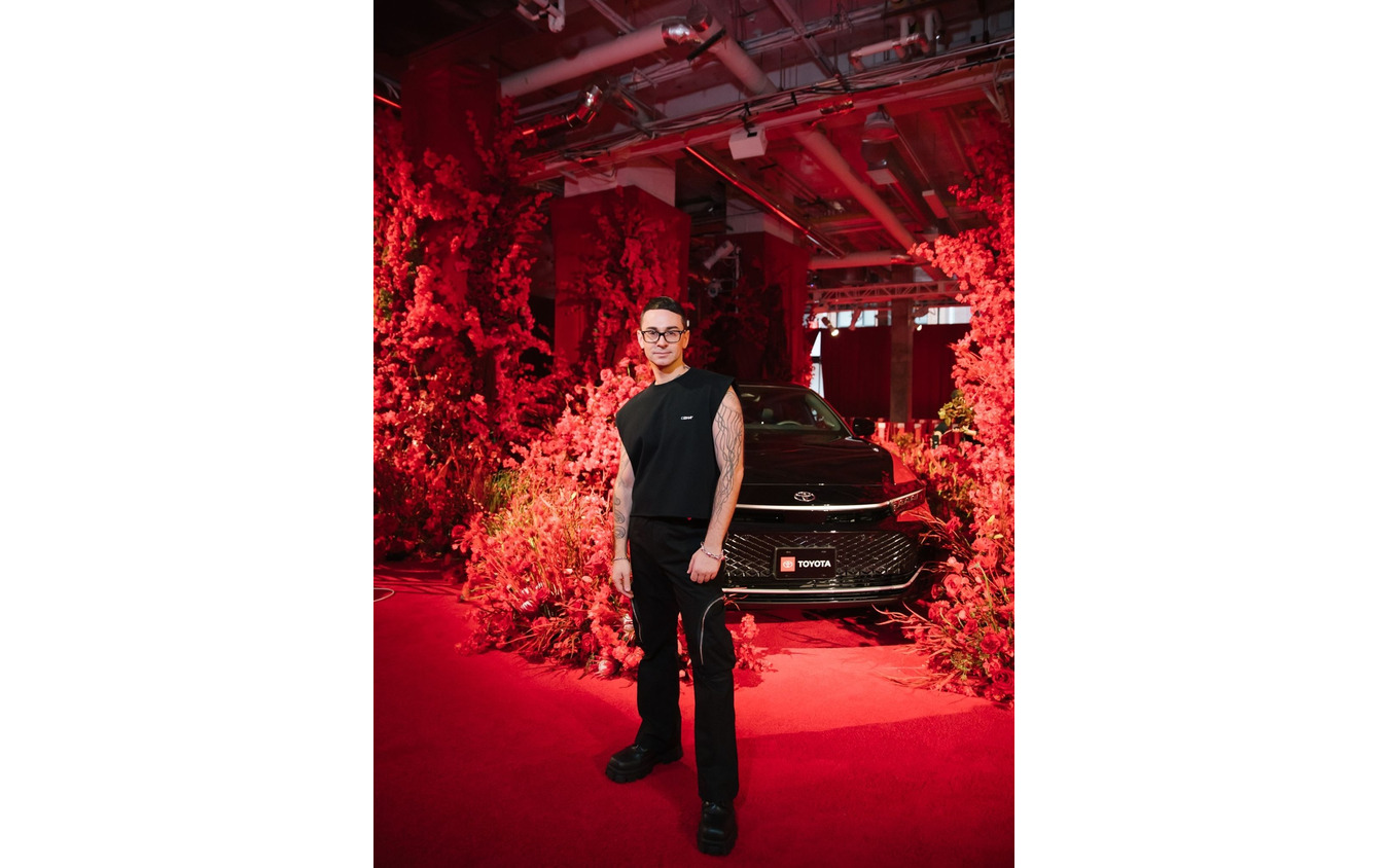 トヨタ『クラウン』がNYファッションウィークでクリスチャン・シリアーノ氏とコラボしセンターステージ飾る