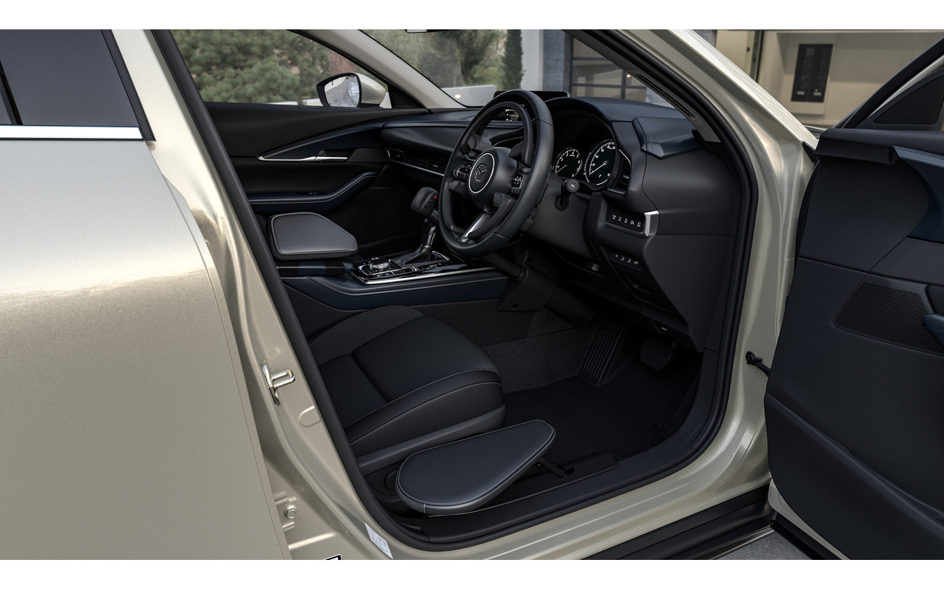 マツダCX-30の手動運転装置付きの「Self-empowerment Driving Vehicle」(略称SeDV)