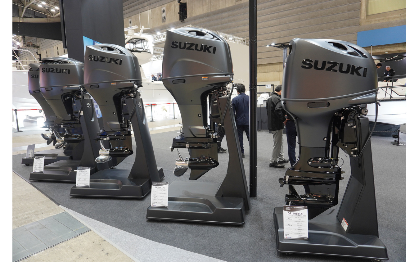 スズキの全面マットブラック仕上げの船外機シリーズ「ステルスライン」