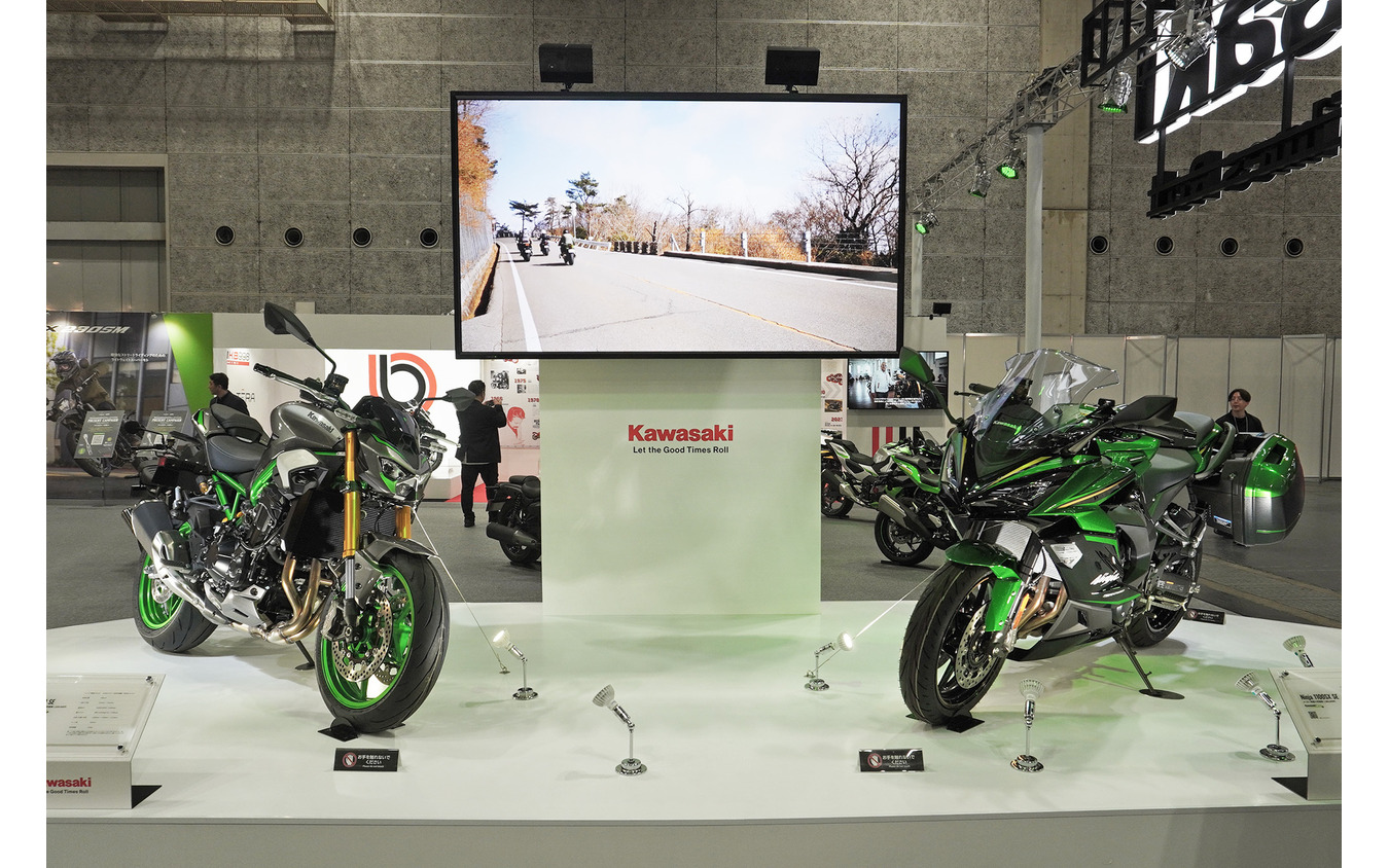 カワサキ Z900 SE(左)とNinja 1100SX SE(右)(大阪モーターサイクルショー2025)